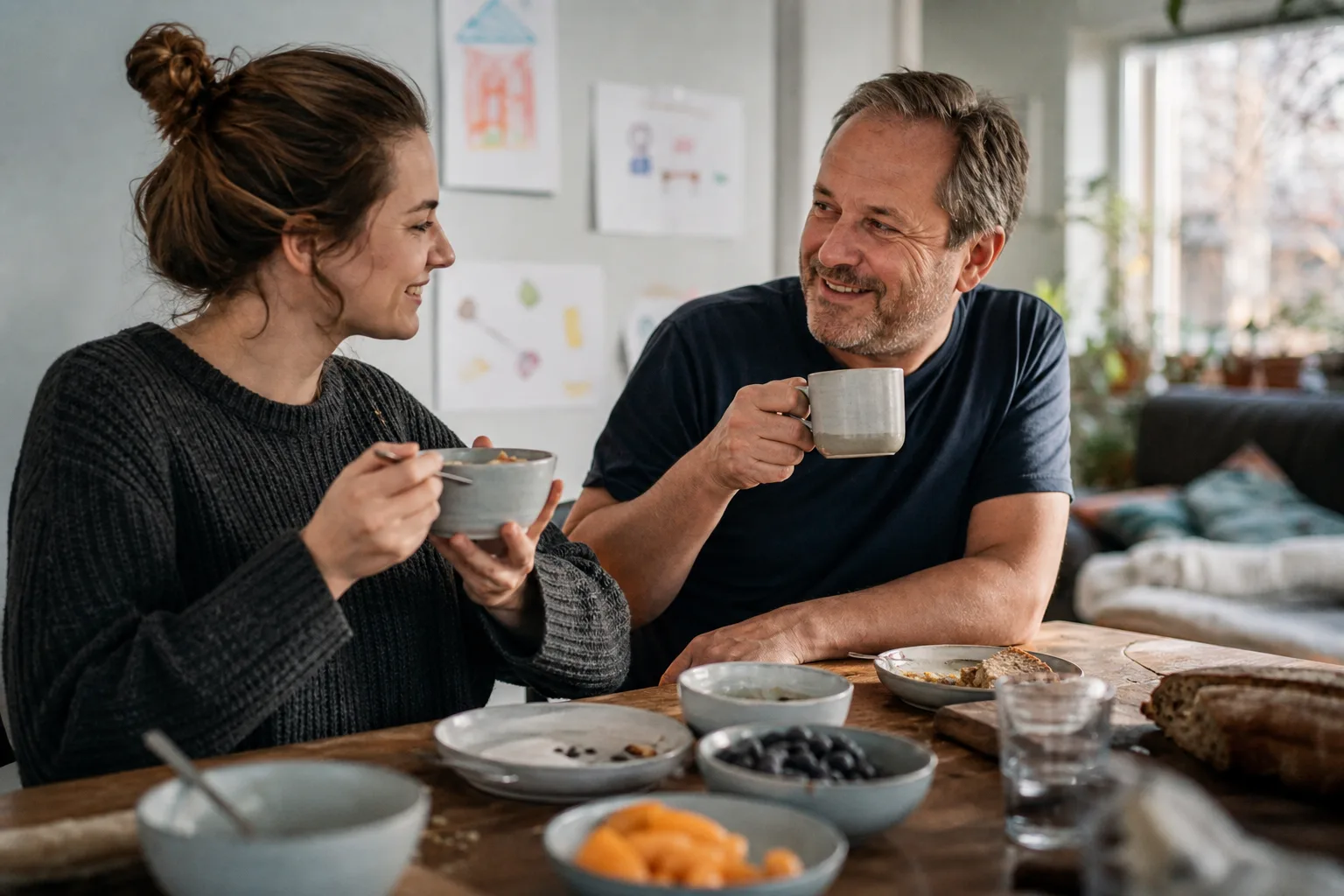 Geschirrsets bewähren sich für Haushaltsgründer in einem emotionalen Alltagsmoment