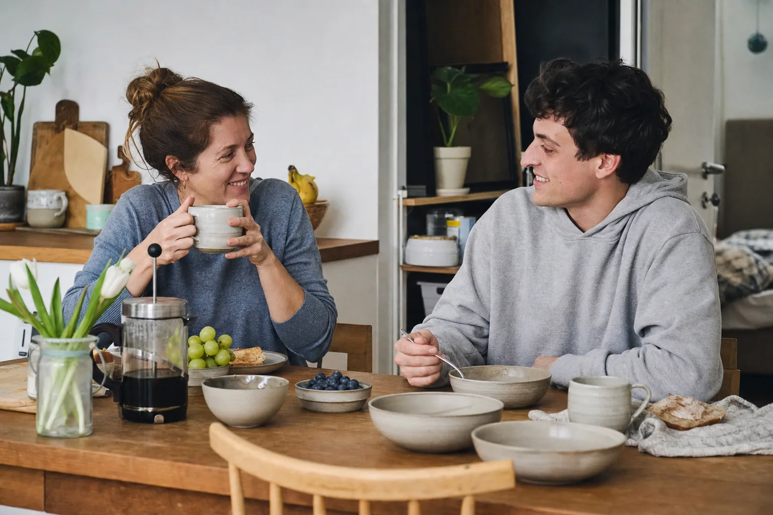 Geschirrsets bewähren sich für Haushaltsgründer in einem emotionalen Alltagsmoment