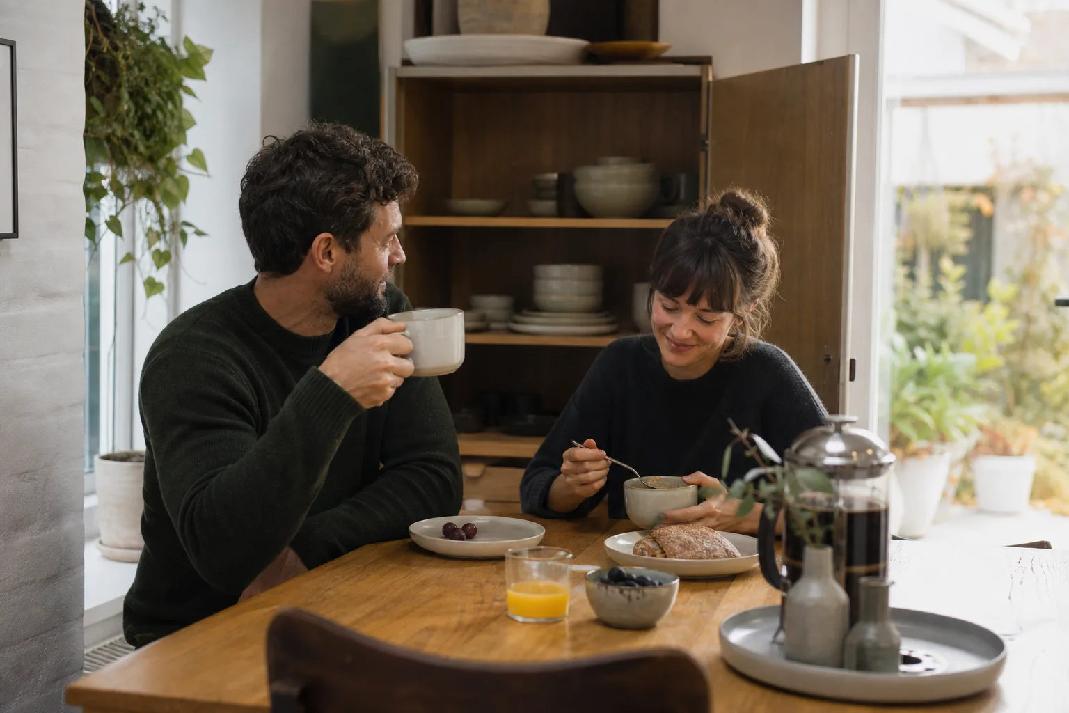 Geschirrsets bewähren sich für Designliebhaber in einem emotionalen Alltagsmoment