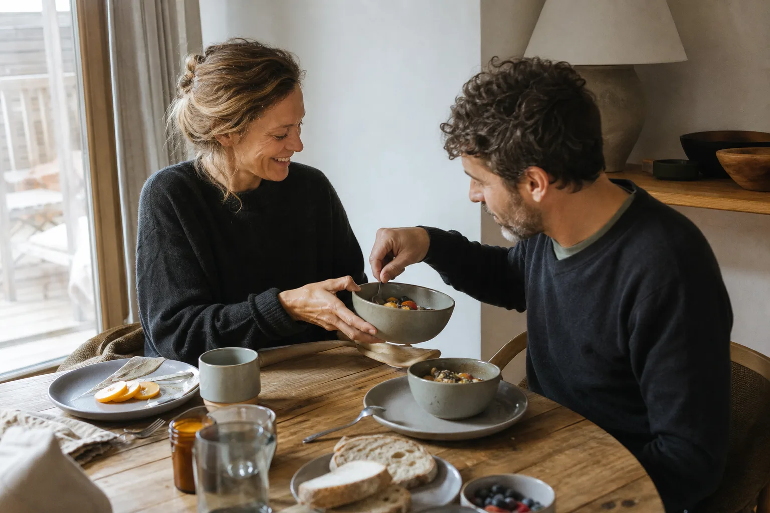 Geschirrsets bewähren sich für Designliebhaber in einem emotionalen Alltagsmoment