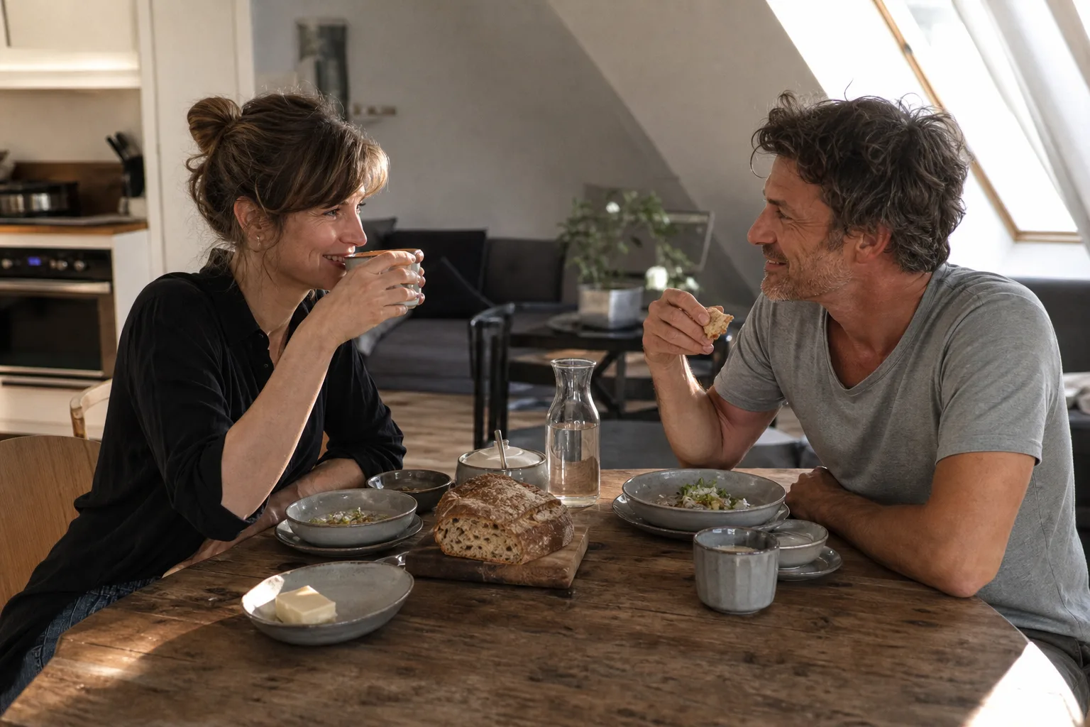 Tafelservice bewähren sich für Paare in einem emotionalen Alltagsmoment