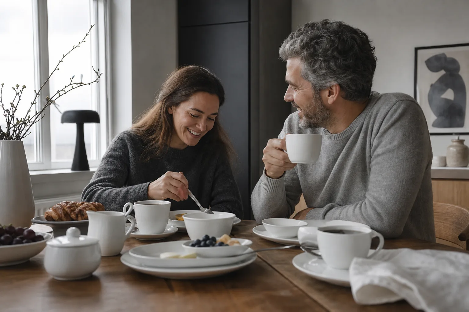 Tafelservice bewähren sich für Paare in einem emotionalen Alltagsmoment